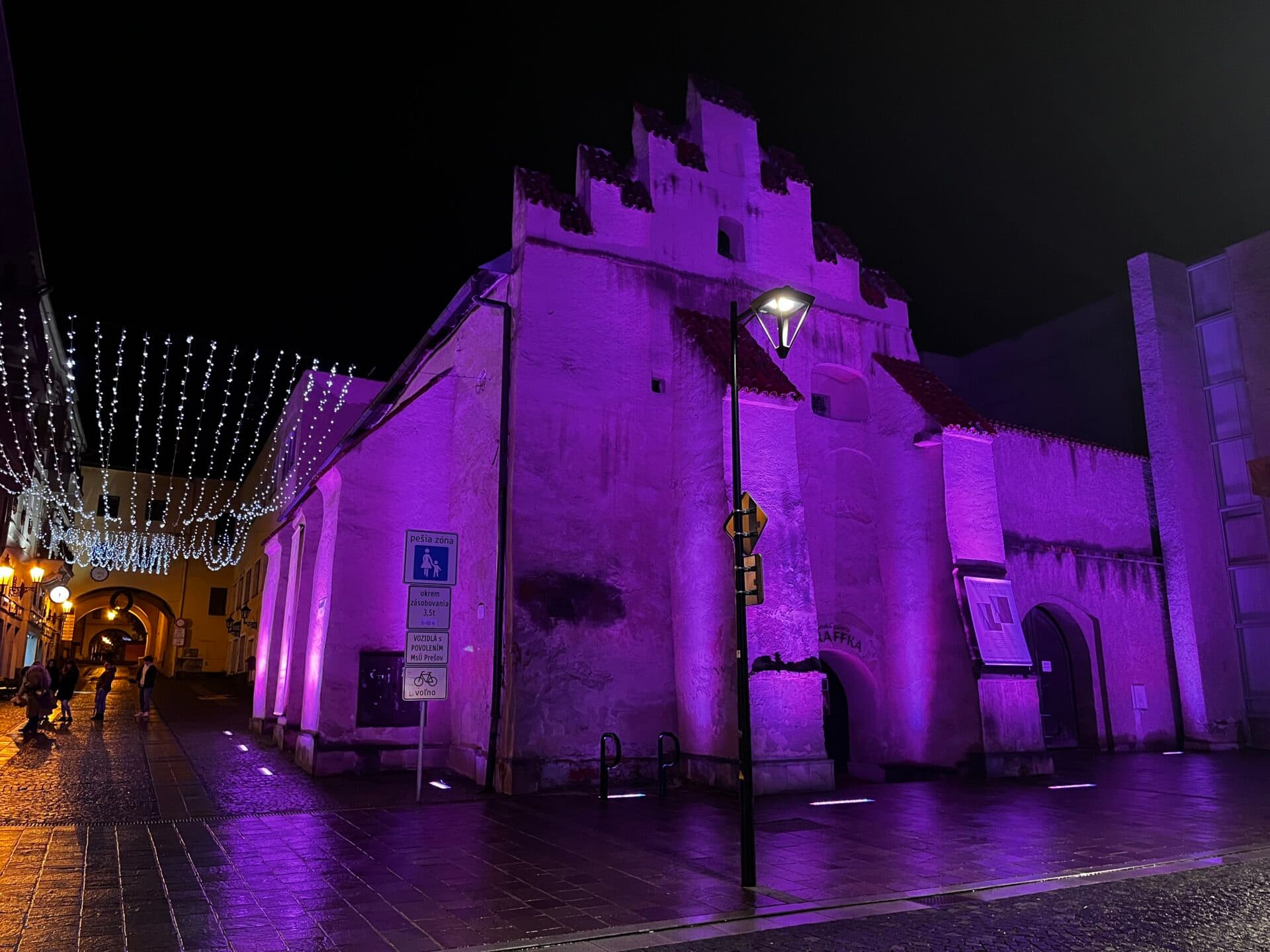 Prešovské dominanty sa zahalili do purpurovej farby (FOTO)
