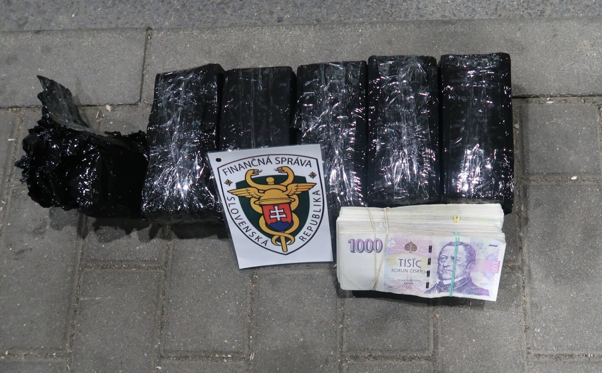 Colníci našli v autobuse 5 miliónov českých korún. Išlo o nelegálne prevážanie (FOTO)