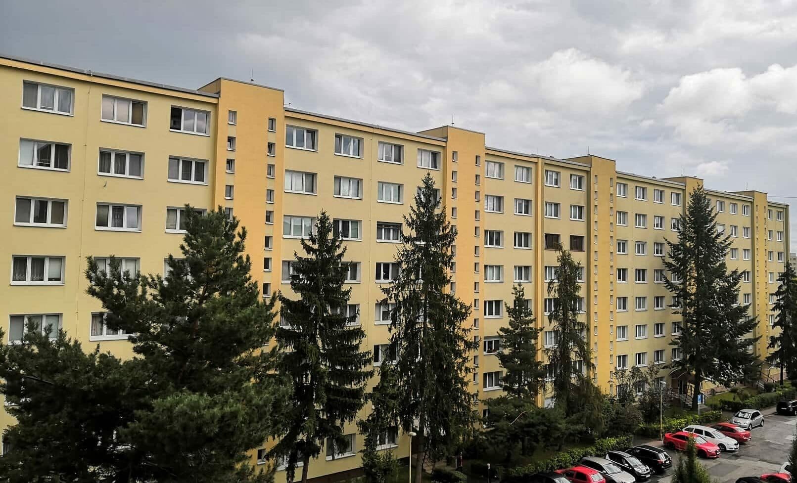 Nešťastie na východe: Neplnoletý chlapec mal vyskočiť zo siedmeho poschodia!