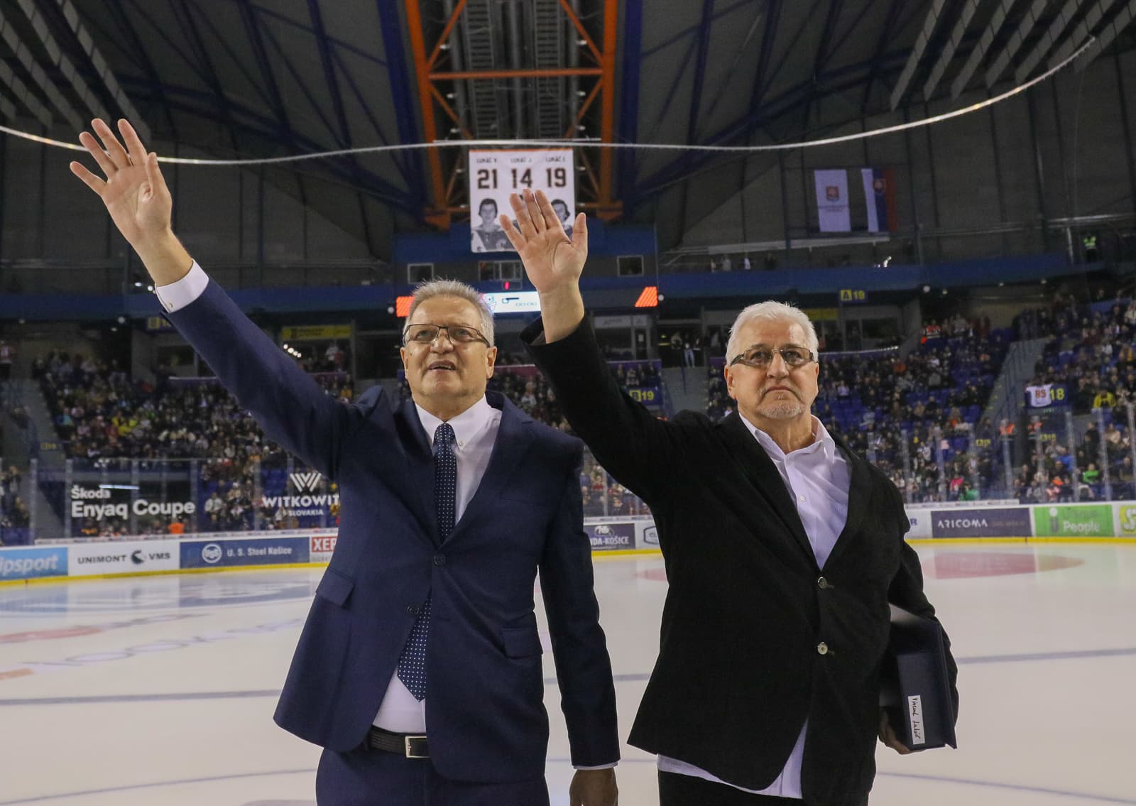 Bratia Lukáčovci sa dočkali veľkej pocty. V Steel Aréne symbolicky vztýčili vlajku (FOTO)