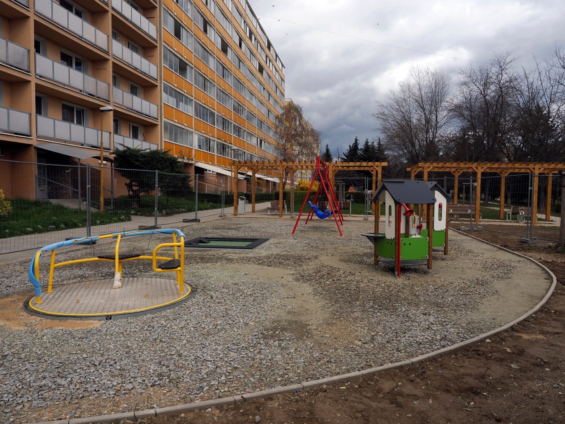 Revitalizácia vnútroblokov pokračuje. Čoskoro pribudnú dve nové zákutia pre oddych a aktívny život (FOTO)