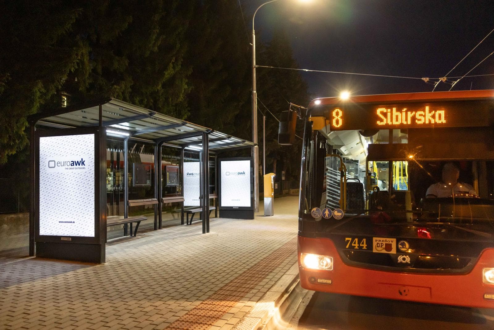 Prešovčania sa dočkali zmodernizovaných zastávok. Takéto prístrešky inde nenájdete (FOTO)