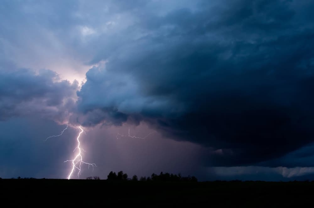 Košiciam dnes môžu hroziť búrky, pripravte sa na dážď a krúpy (FOTO)