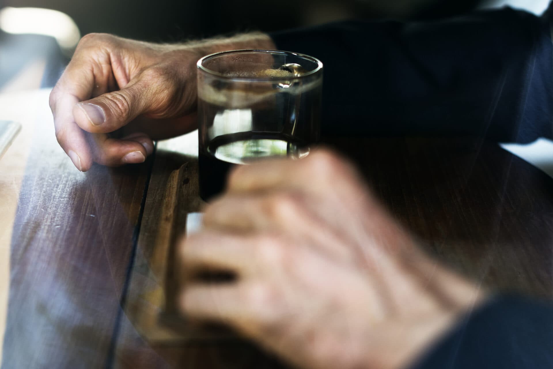 Muž sa vyhrážal barmanovi, že ho zabije a zakope v lese. Následne ho škrtil a hrýzol