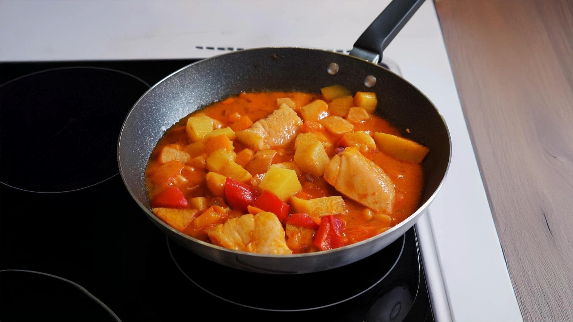 Tip na recept: Kuracie mäso so sladkokyslou omáčkou a ananásom s jazmínovou ryžou