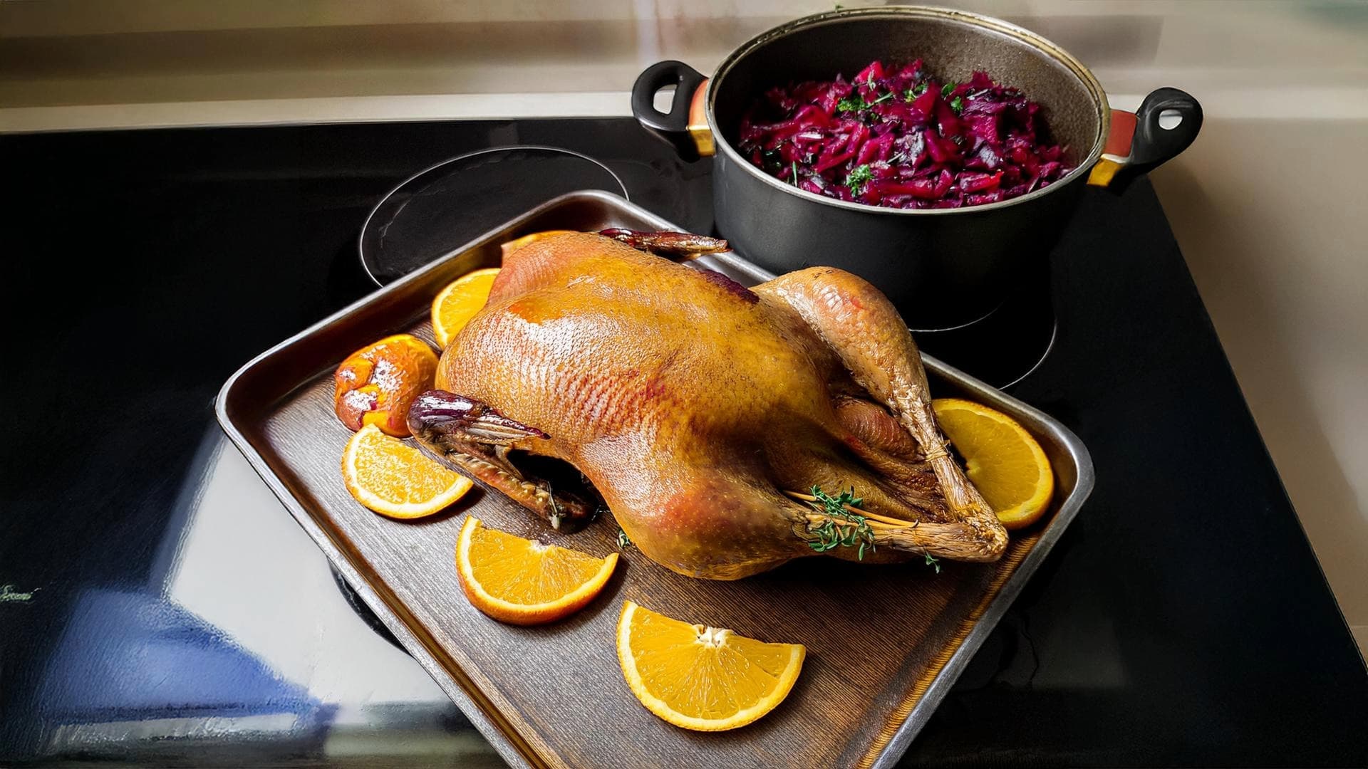 Tip na recept: Pečená kačica na pomarančoch s červenou kapustou, karamelizovanými jablkami a lokšami
