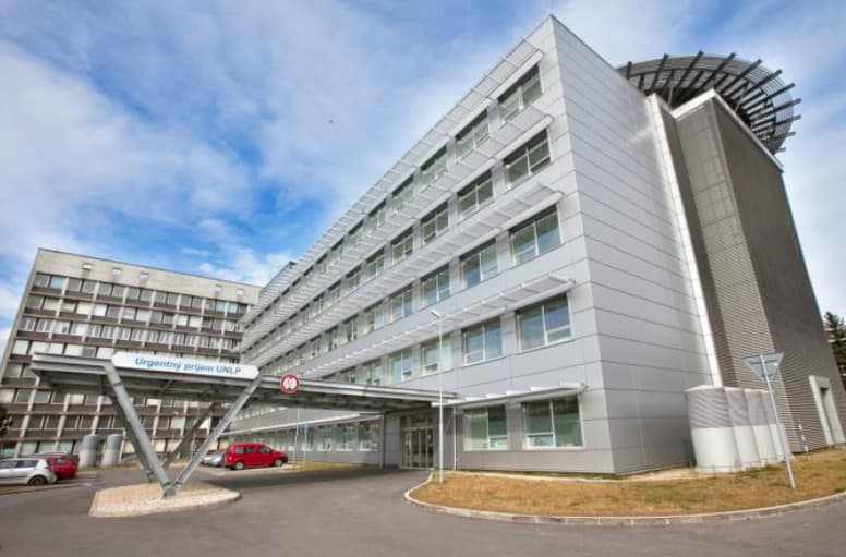 UNLP sprístupnila osem defibrilátorov na pomoc pri náhlej zástave srdca
