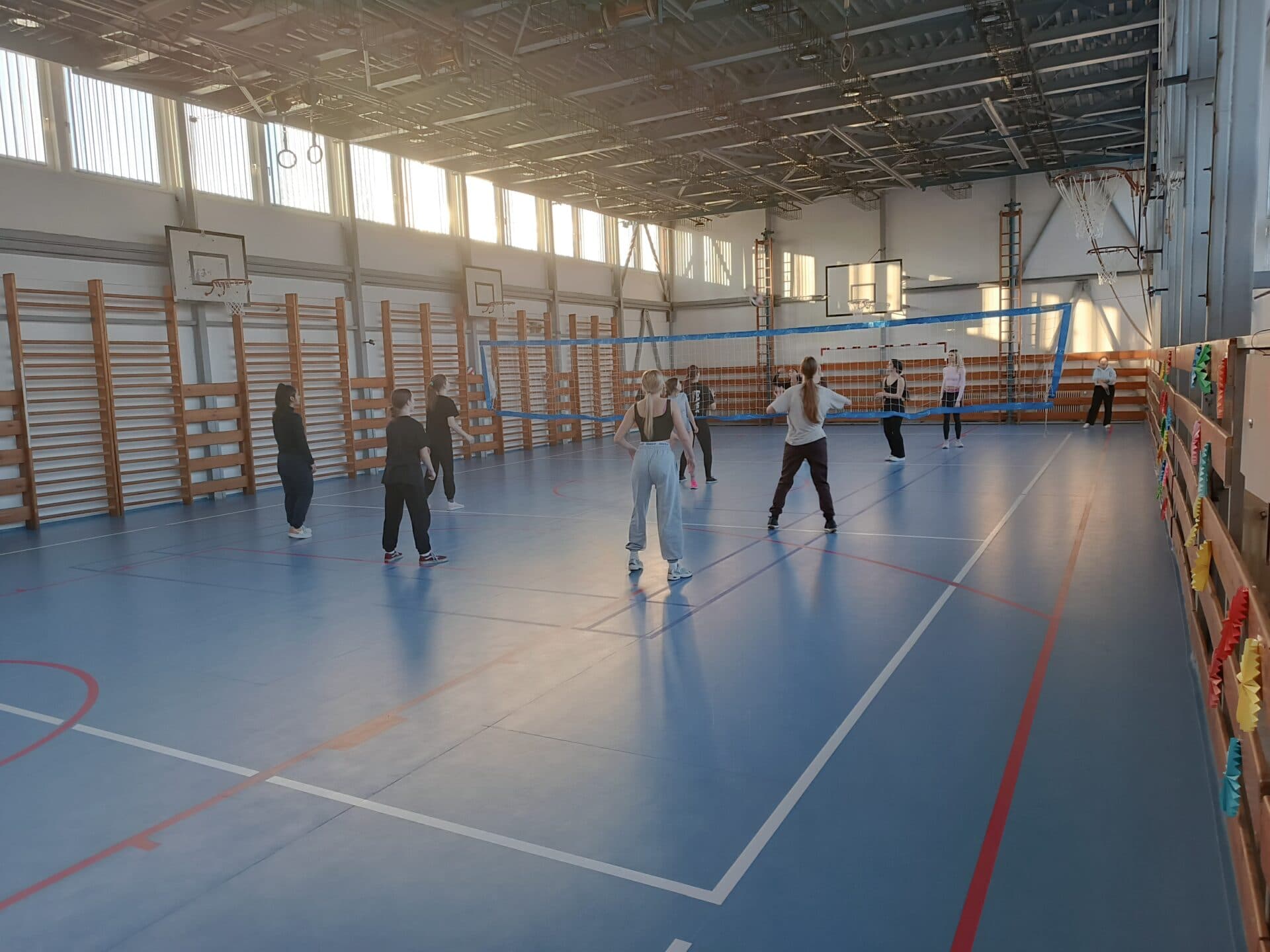 Študenti SOŠ beauty služieb v Košiciach sa tešia z novej palubovky telocvične (FOTO)