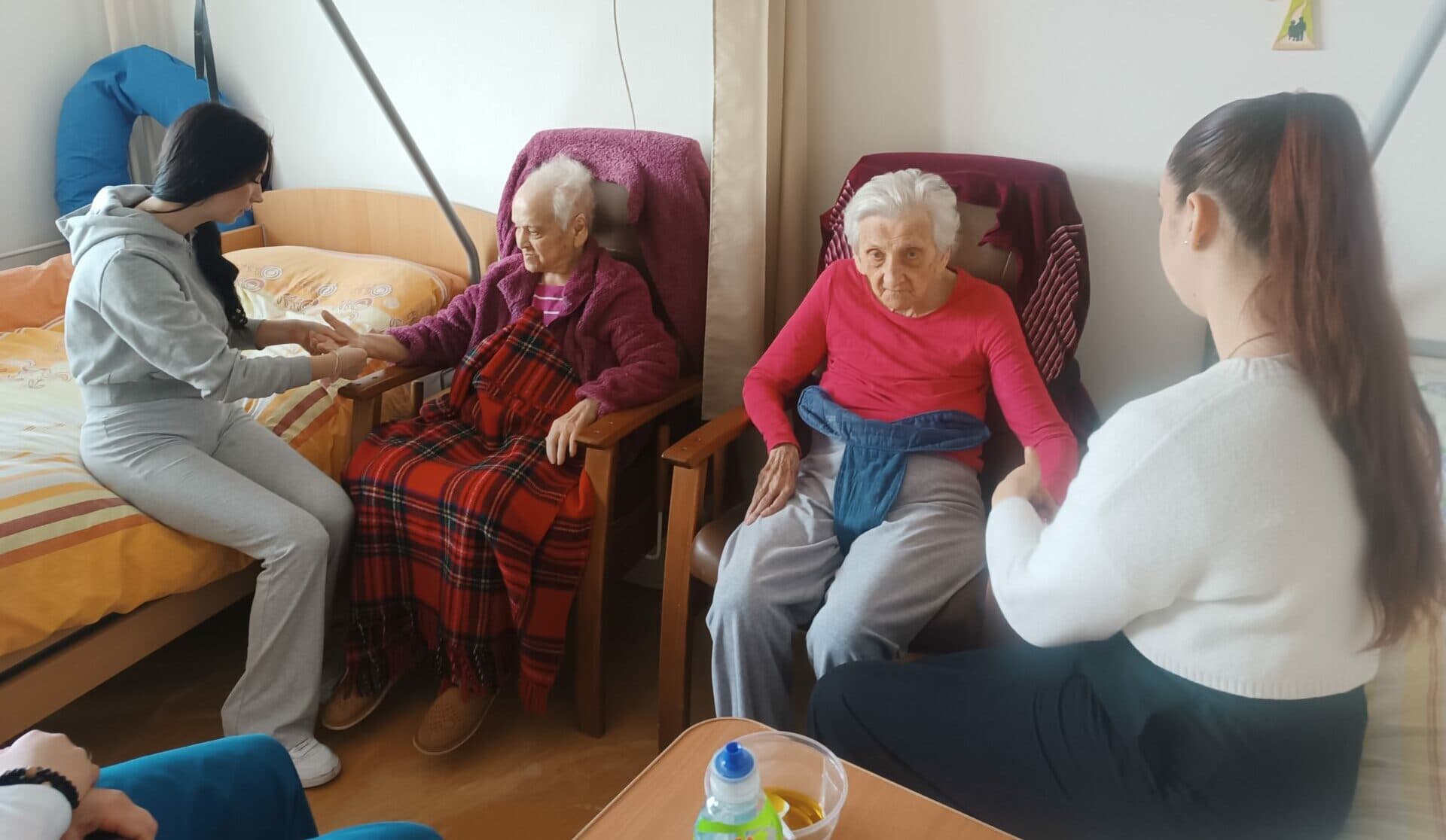 Na Svetový deň Parkinsonovej choroby poskytli študentky seniorom masáž rúk (FOTO)