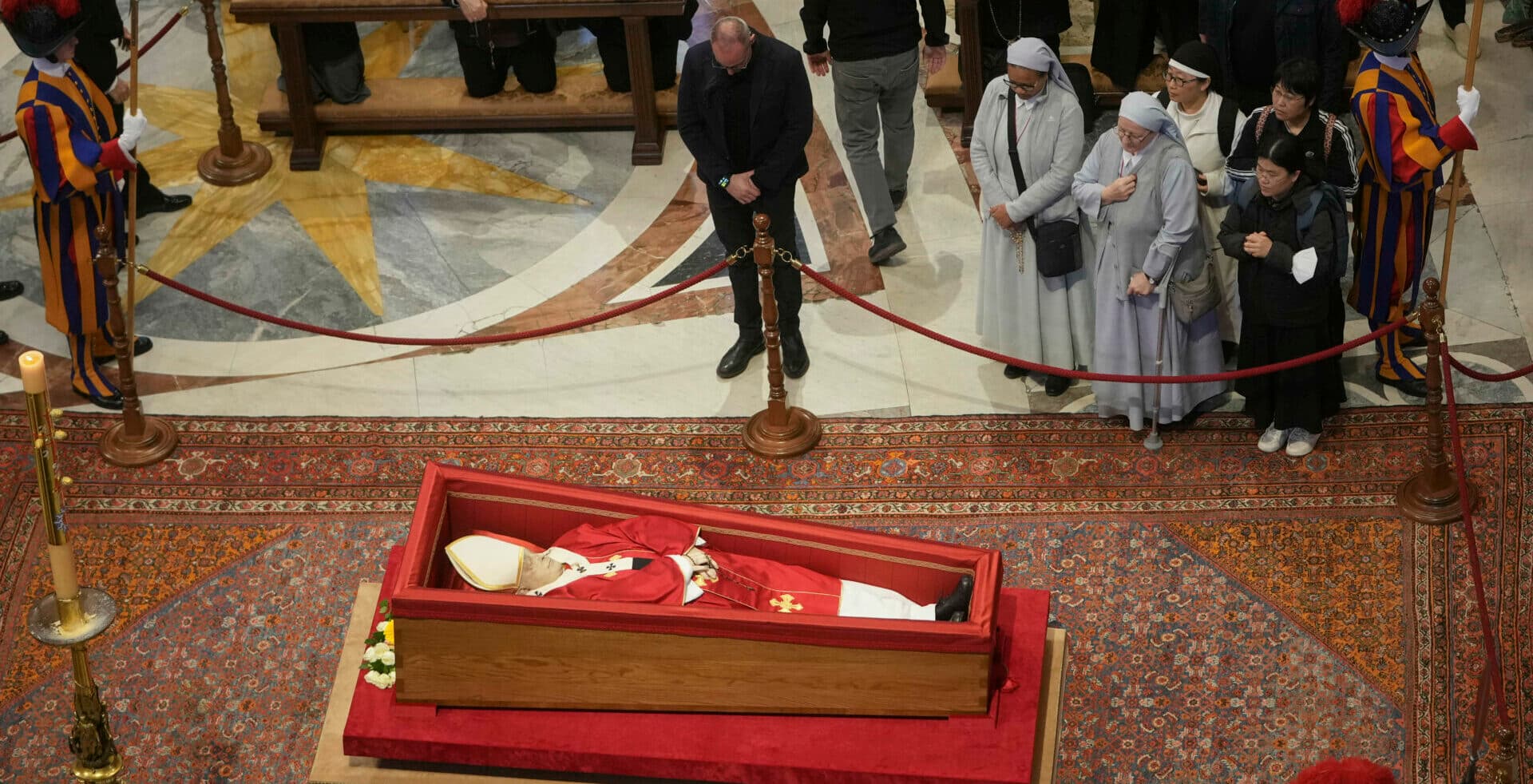 S pápežom sa v prvý deň a noc prišlo do baziliky rozlúčiť takmer 49-tisíc ľudí