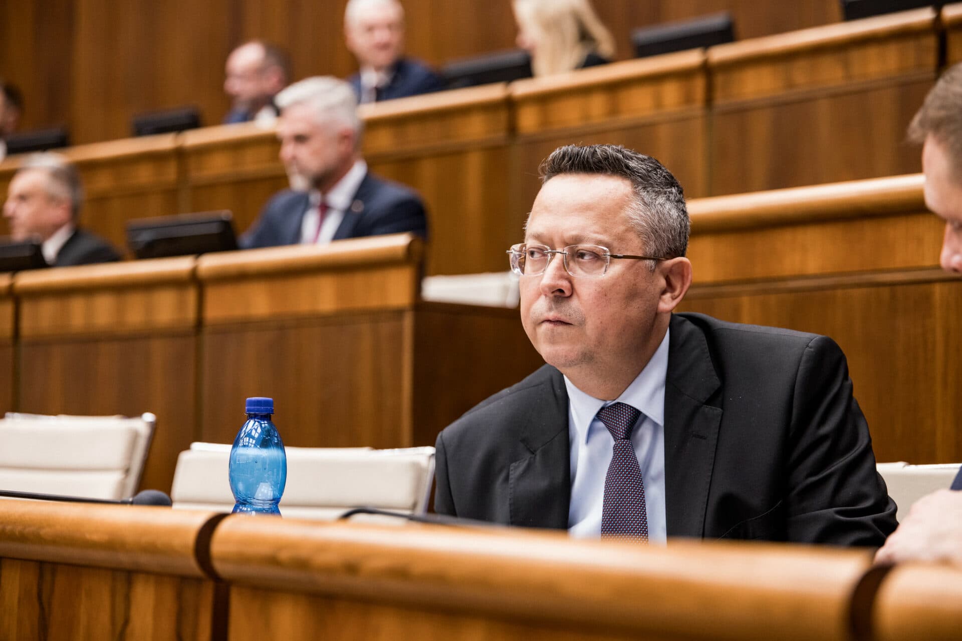 Minister Kamenický predstavil tretí balík konsolidácie. Zmrazí dôchodky, zvýši odvody a zruší voľné dni