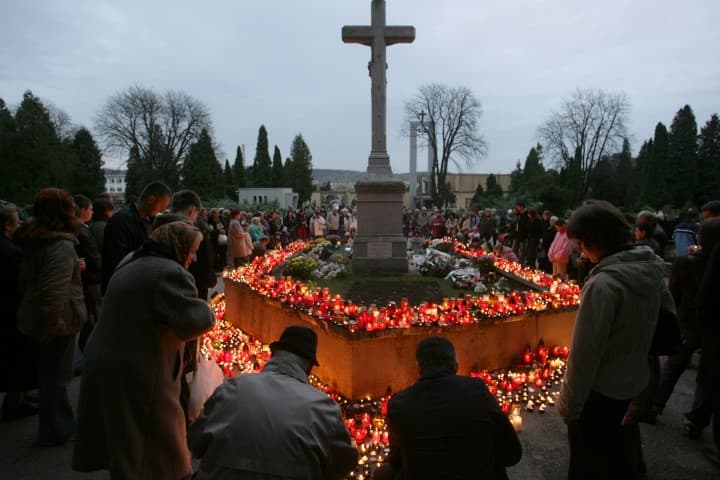 Aké sú otváracie časy cintorínov a kde môžete parkovať počas DUŠIČIEK?