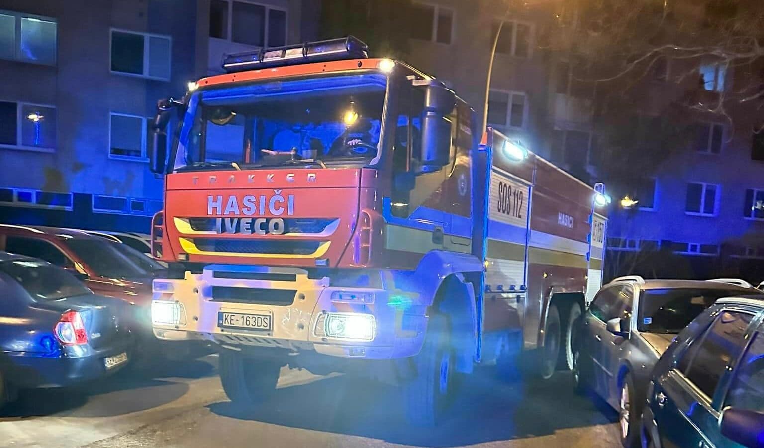 Hasiči v noci bojovali s požiarom rodinného domu poškodeného pri zemetrasení