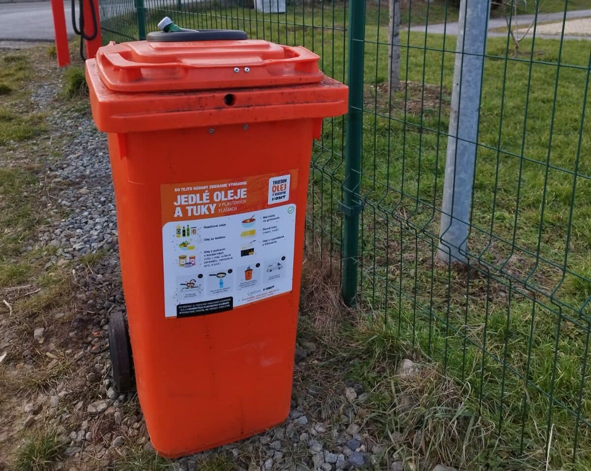 Košičania vyzbierali za dva mesiace viac než 3 tony oleja. Kde všade môžete nádoby nájsť?