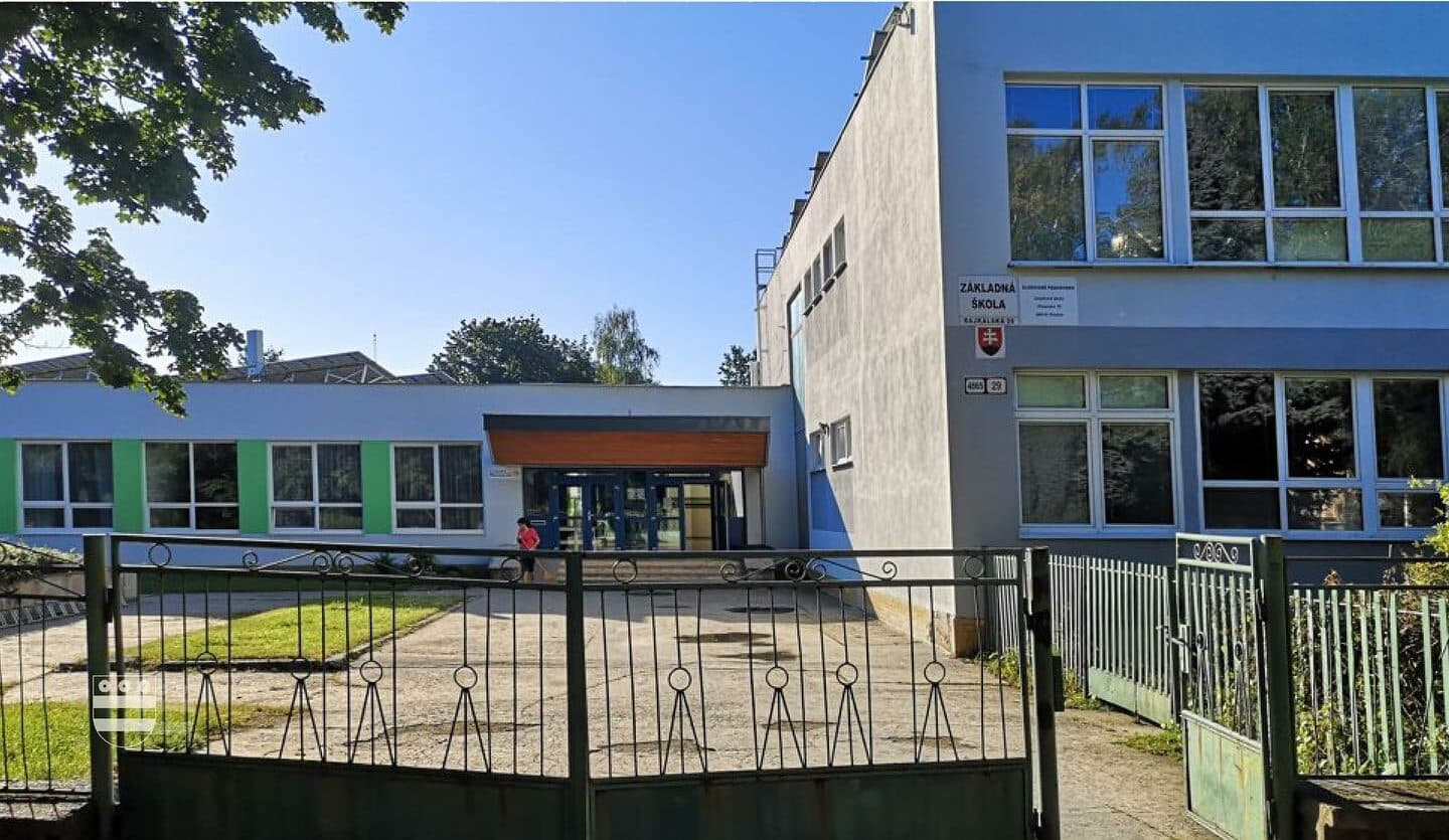 Na pavilóne ZŠ Bajkalská prebieha rekonštrukcia