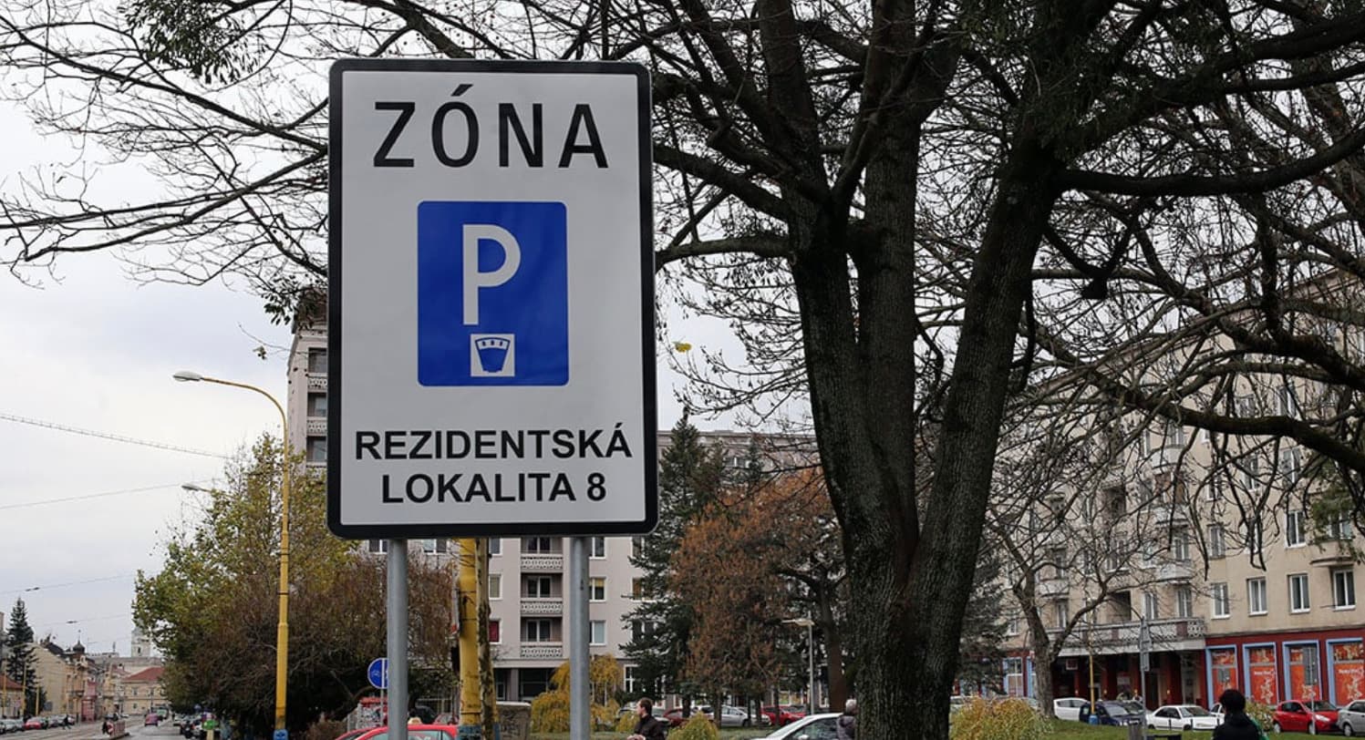 Počet rezidenstkých lokalít sa zníži. Koľko budú stáť parkovacie karty?
