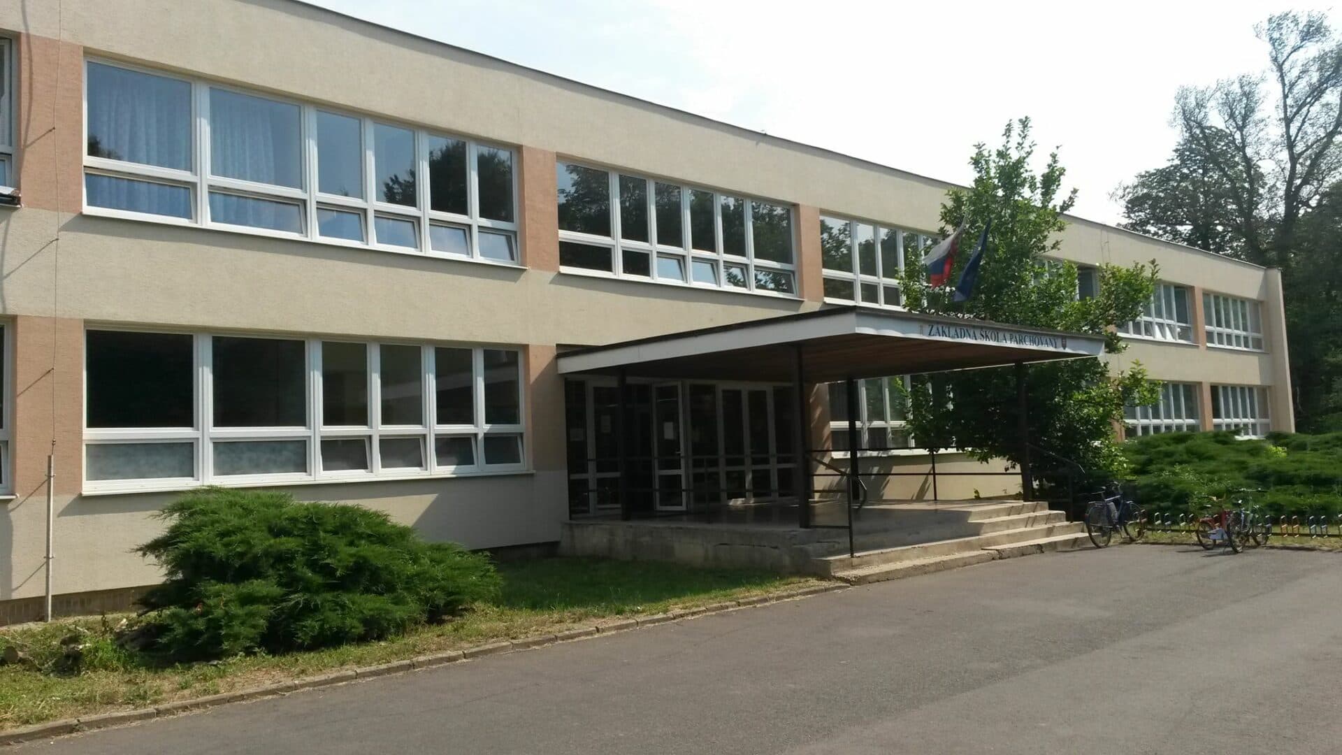 Tragédia na východe! Zo strechy školy spadol len 15-ročný chlapec