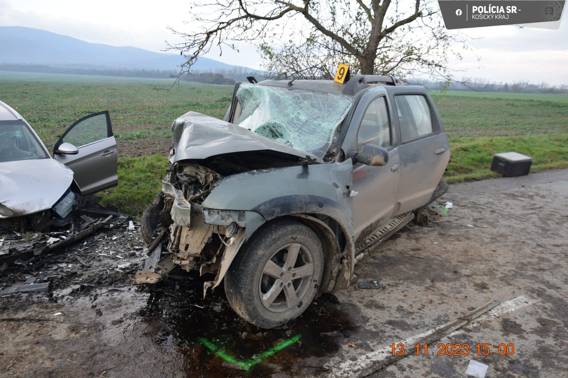 Čelnú zrážku ZÁZRAKOM PREŽILI obaja vodiči (FOTO)