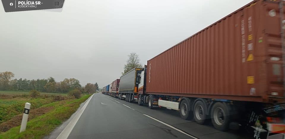 Na D1 je odstavených vyše 200 kamiónov, problémy sú aj na R4