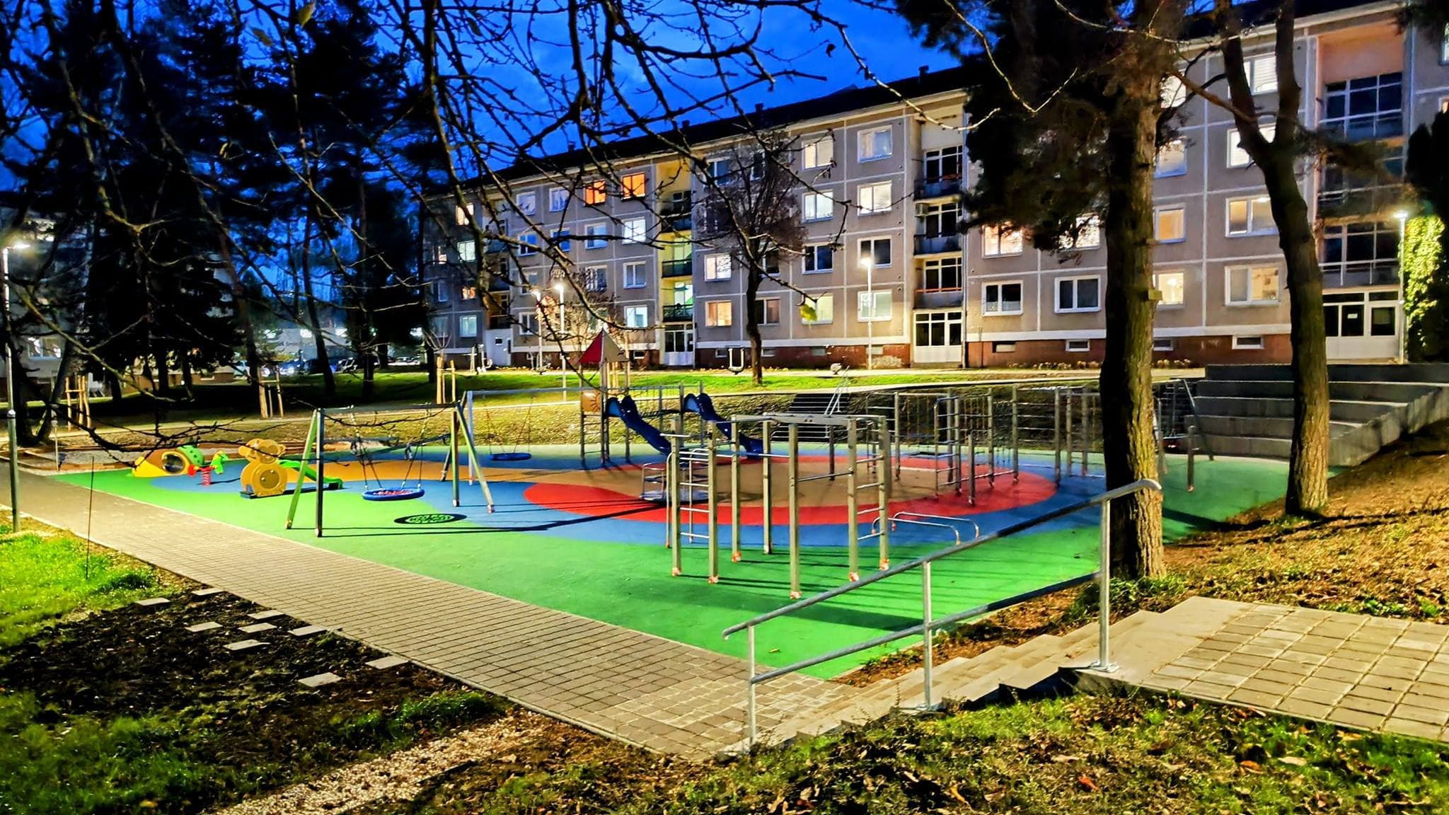 Vo vnútrobloku v Starej Ľubovni pribudla studňa a tisíce rastlín (FOTO)