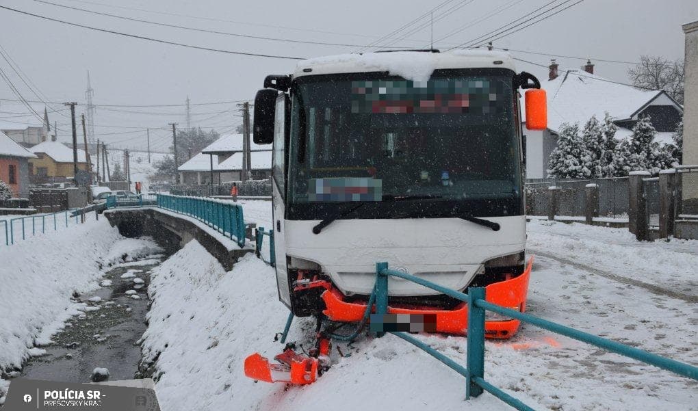 Autobus zrazil chodkyňu na chodníku, tá v nemocnici zomrela