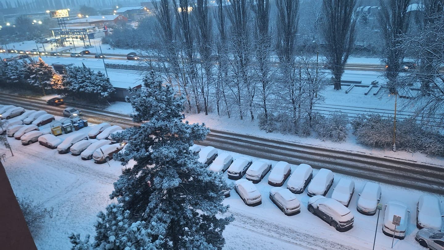 POZOR na snehové jazyky či záveje. Na VÝCHODE platí výstraha druhého stupňa