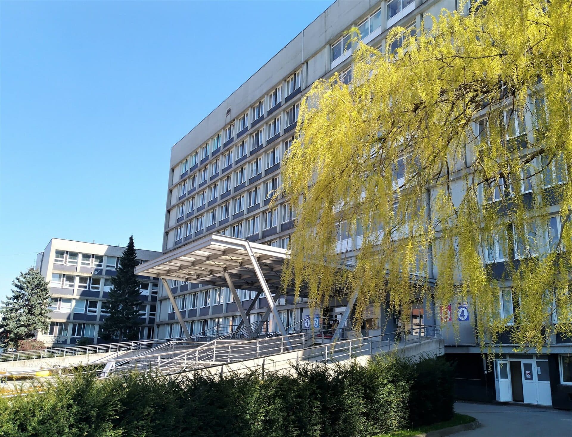 Univerzitná nemocnica ruší zákaz návštev