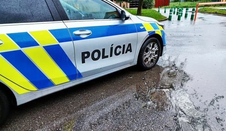 Polícia pátra po zlodejovi dopravných značiek. Za krádež mu hrozí niekoľko rokov za mrežami