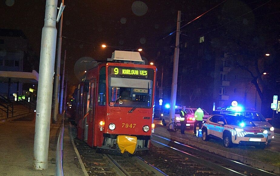 Električka v Bratislave zrazila kuriéra na bicykli. Muž utrpel ťažké zranenia