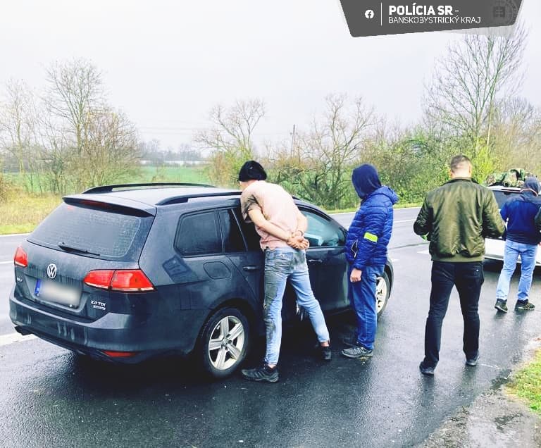 Na políciu vytiahol namiesto dokladov strelnú zbraň (FOTO)