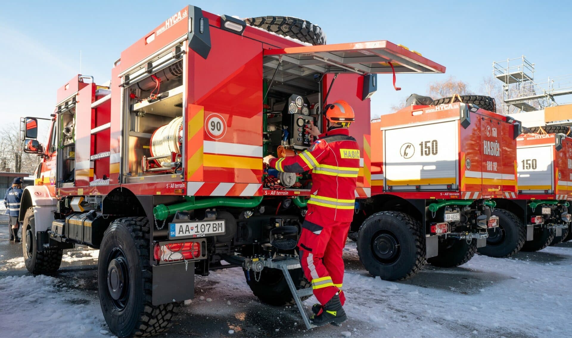 Hasiči dostali úplne nové vozidlá. Vďaka nim majú ľahšie zvládnuť zásahy v ťažkom teréne (FOTO)
