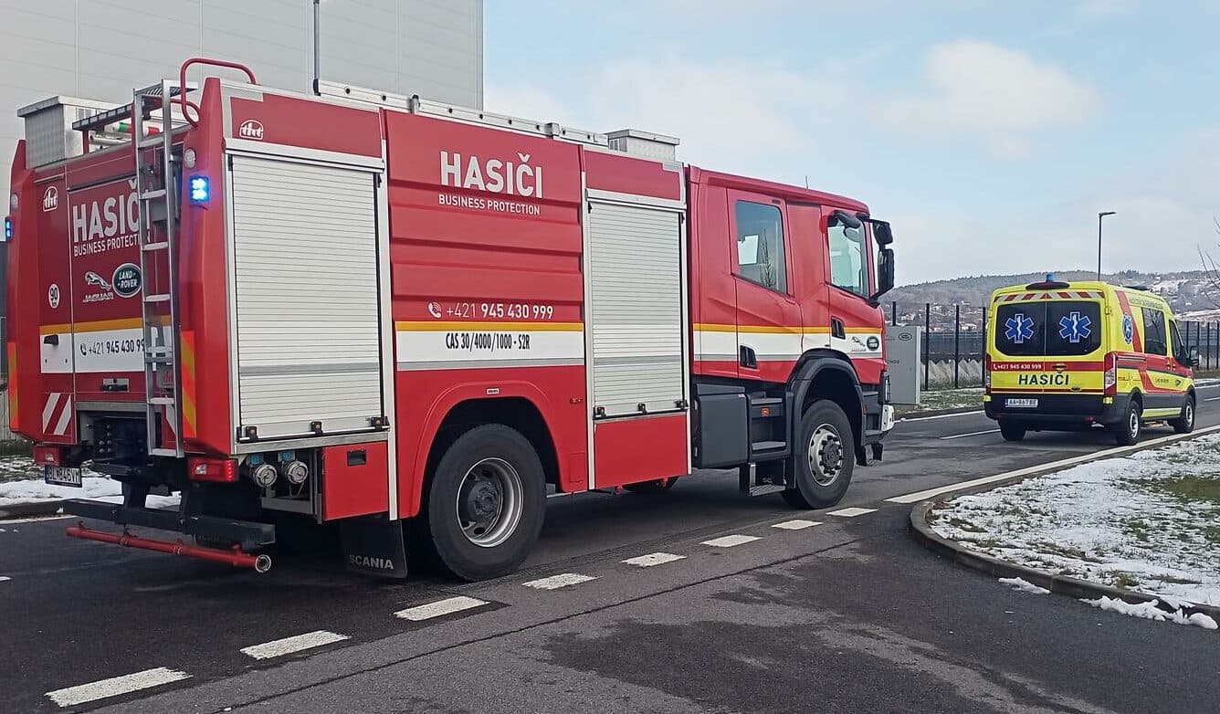 Pred obcou Dargov sa prevrátil autobus. Zranených je niekoľko ľudí