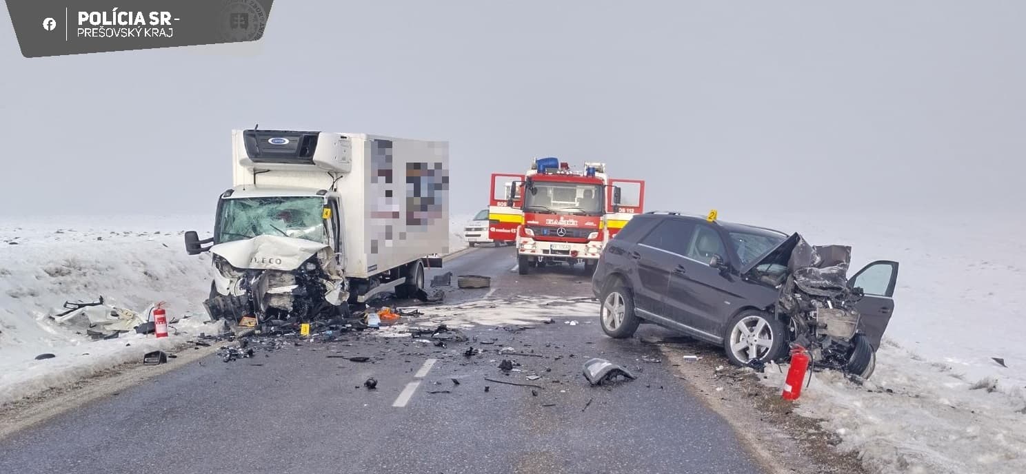 Dopravná nehoda si vyžiadala vážne zranenie vodiča. Cesta je neprejazdná