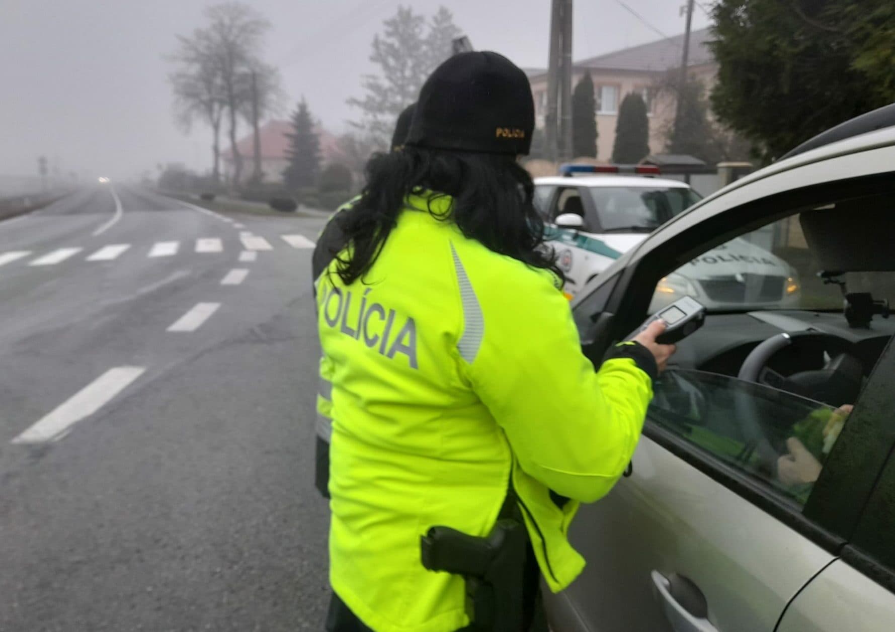 Zabudla na svetlá, na alkohol však nie. Skončila v cele