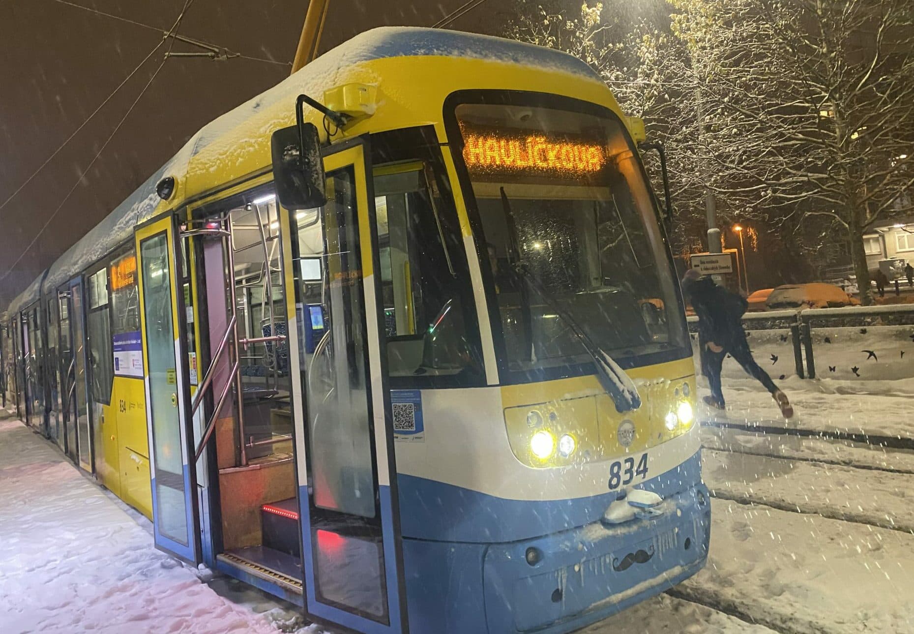 Sú chodci povinní dať prednosť ELEKTRIČKE? Novela zákona objasňuje, kto má prednosť