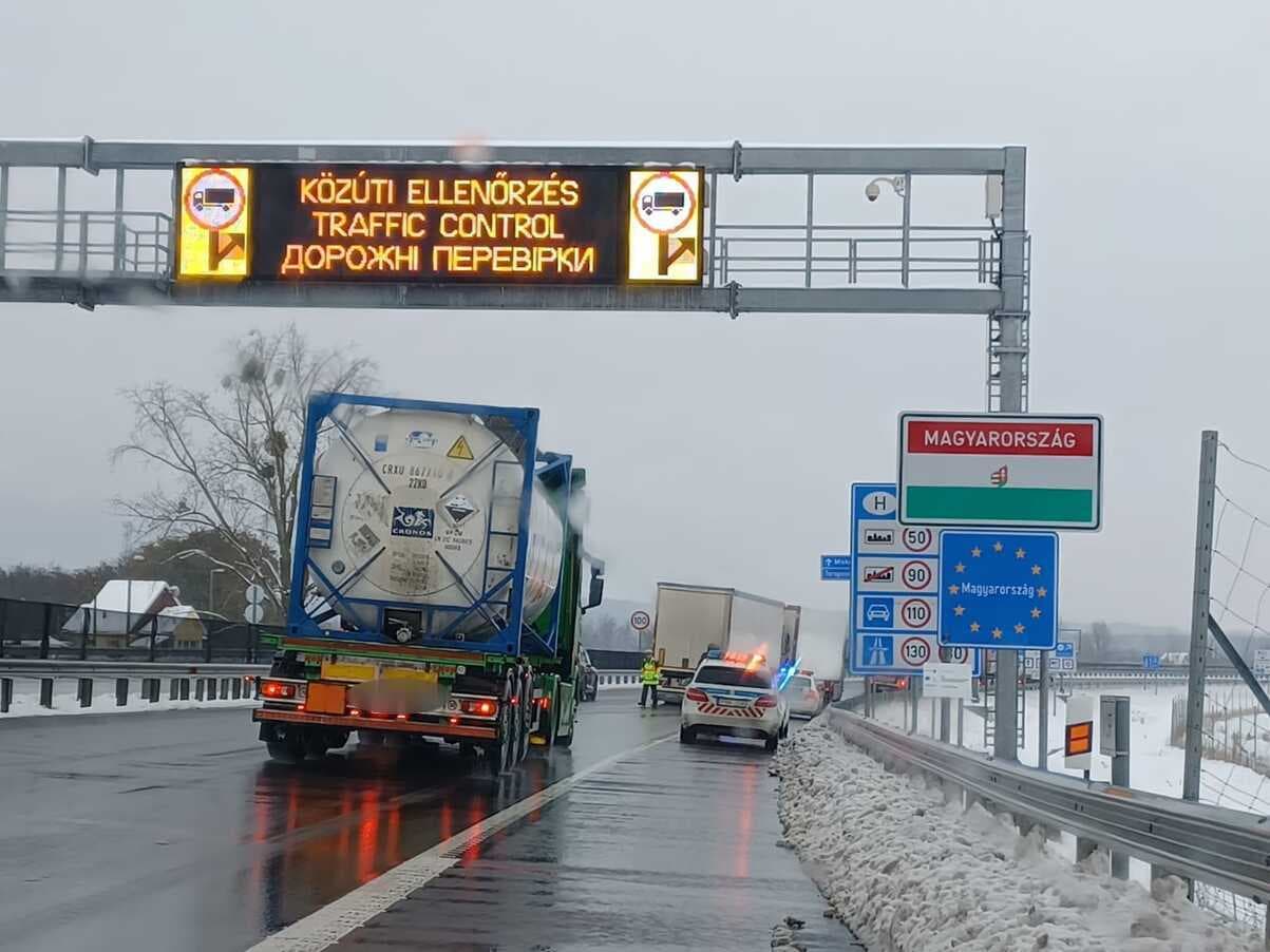 Kolóna s približne 600 kamiónmi má 17 kilometrov. Protestná blokáda potrvá do odvolania