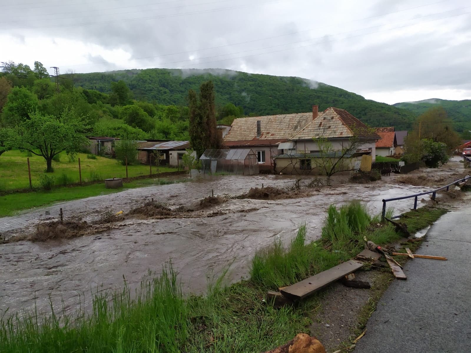 POČASIE sa opäť búri, SHMÚ vydalo výstrahy 2. stupňa pred povodňami