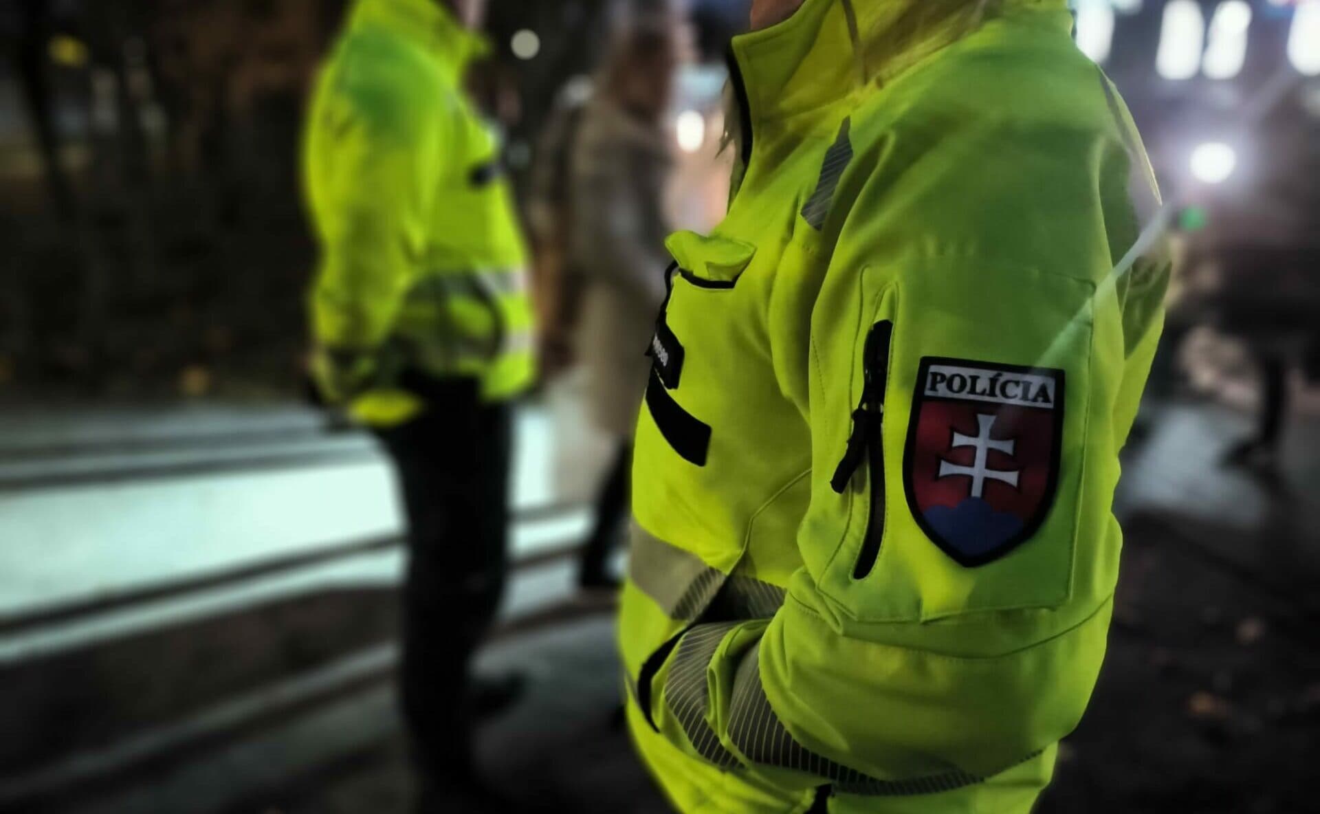 Traja mladíci BRUTÁLNE napadli 19-ročného muža. Hrozí im trest odňatia slobody na 4 až 10 rokov