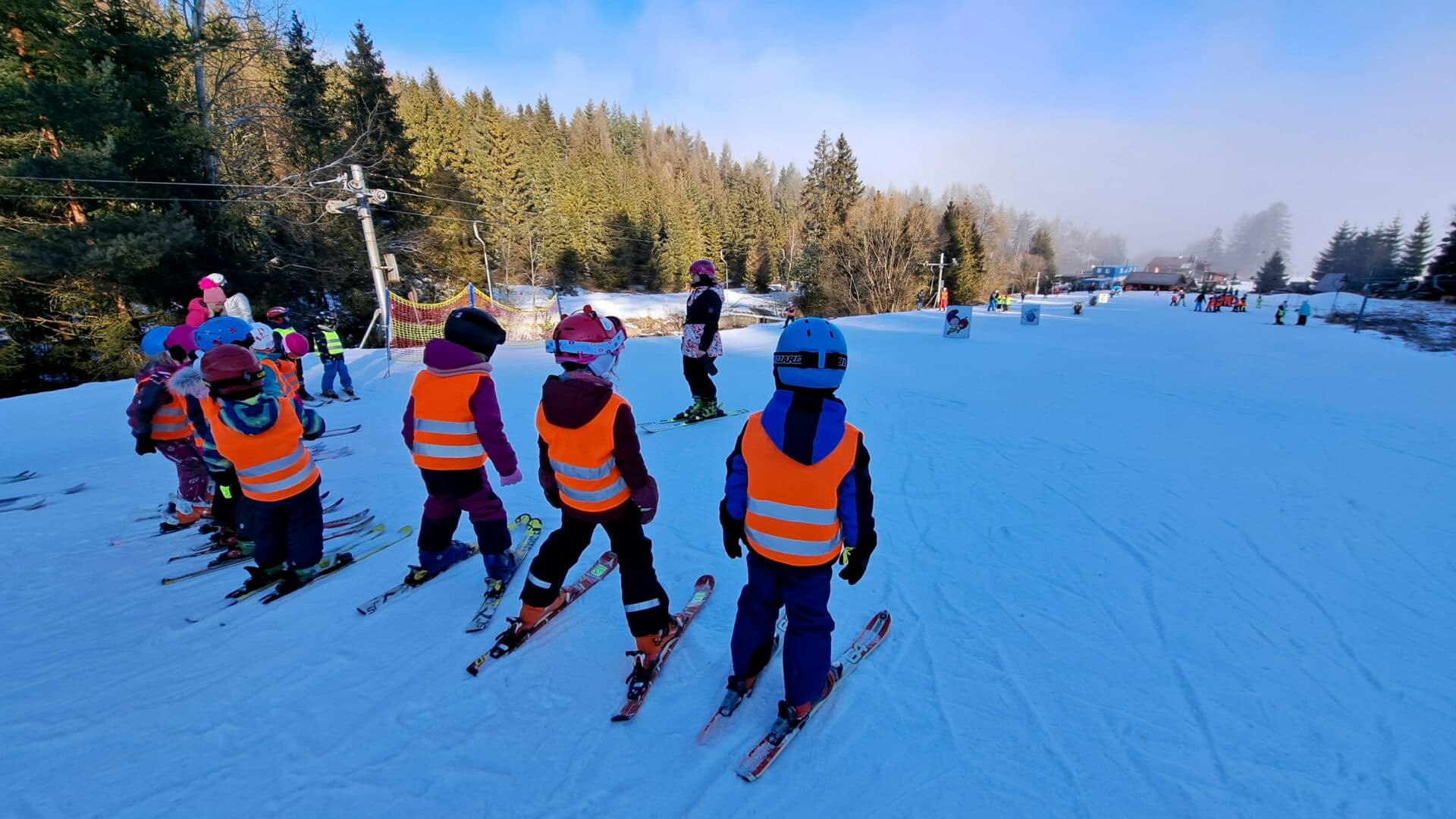 Prezuvky vymenili za lyže a korčule. Mesto prepláca školákom kurzy (FOTO)