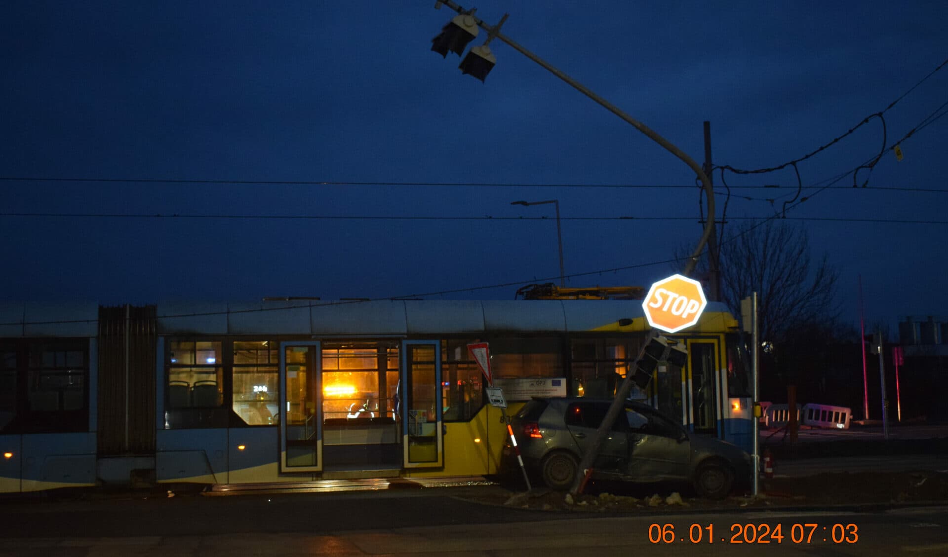 Vodič nedal prednosť ELEKTRIČKE, autom narazil do SEMAFOROV