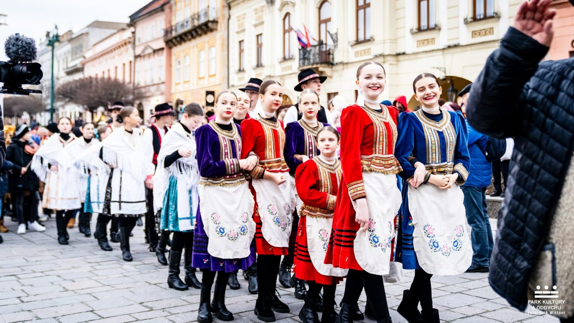 Prešov roztancovali Fašiangové slávnosti. Nechýbalo ani slávnostné pochovávanie basy (VIDEO)
