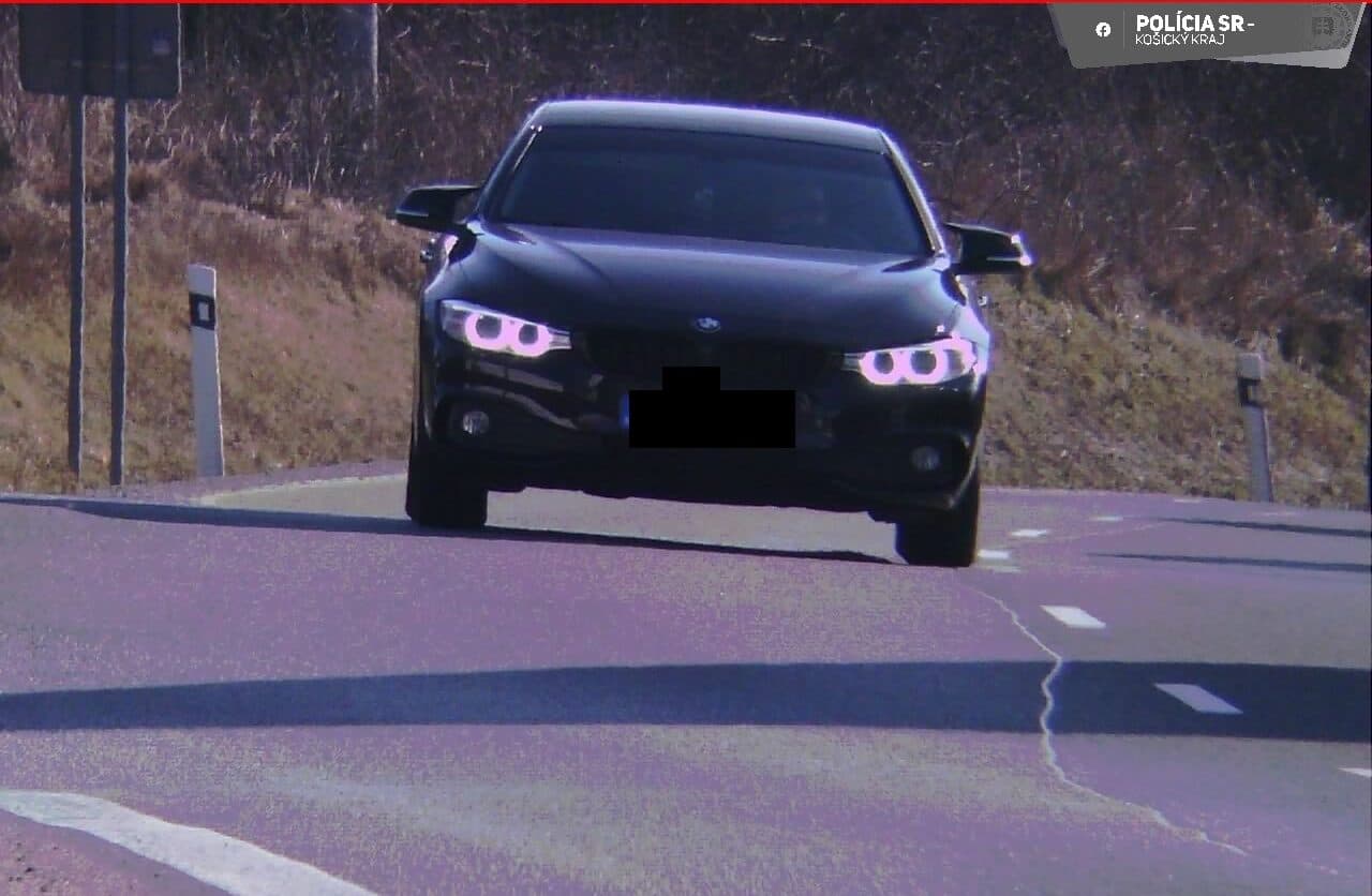 Vodič mal pravdepodobne ťažkú nohu. Na päťdesiatke išiel rýchlosťou vyše 100 km/h