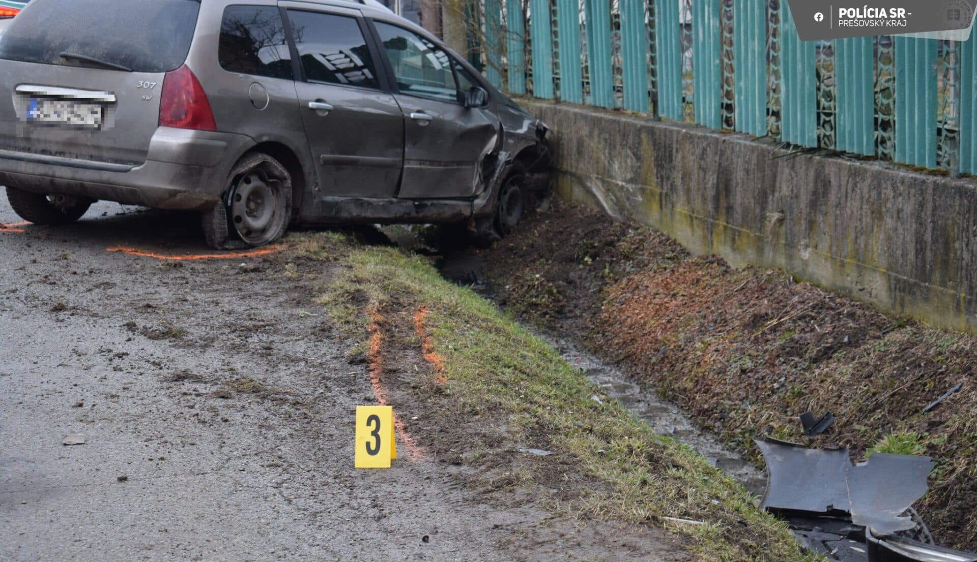 15-ročný chlapec havaroval s autom. Nemal vodičák, no nafúkal takmer 2 promile
