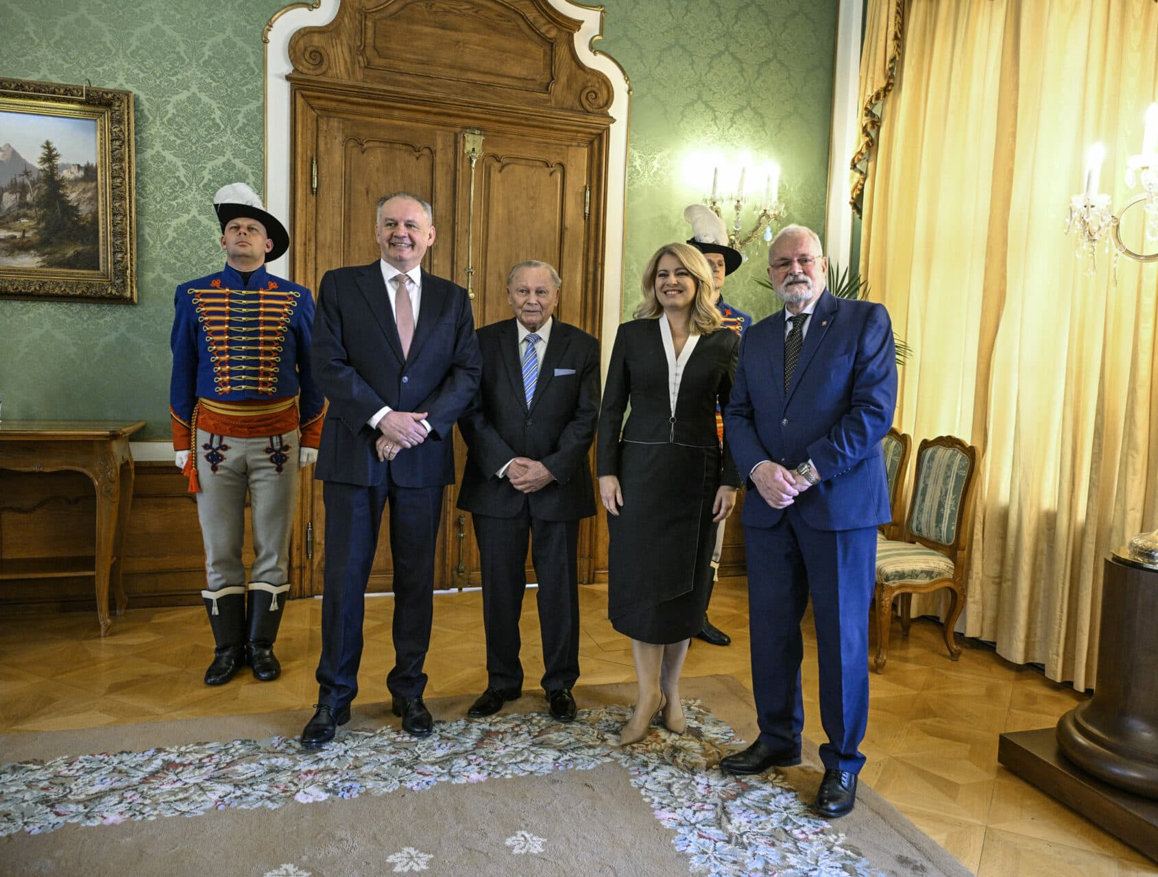Schuster, Gašparovič, Kiska či Čaputová. Hlavy štátu sa stretli pri jednom stole