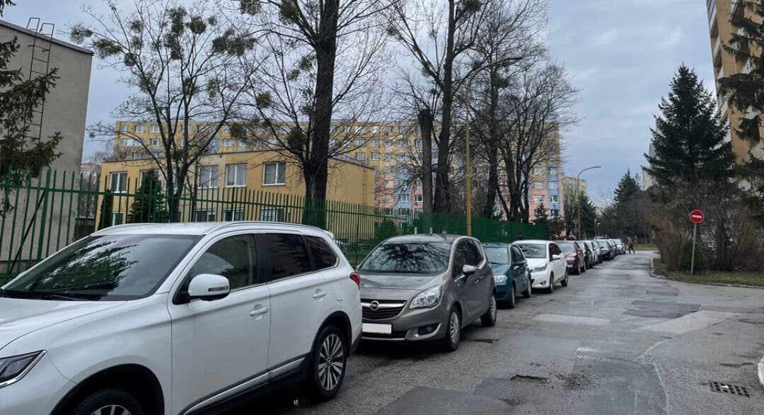 Na Terase sa budú orezávať suché konáre. Parkovaniu na tejto ulici sa radšej vyhnite