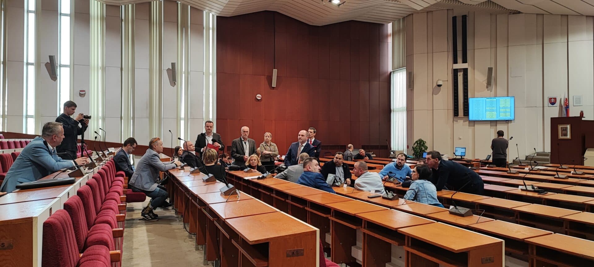 Z mimoriadneho rokovania nič nebolo, SABOTOVALI ho poslanci okolo Lörinca