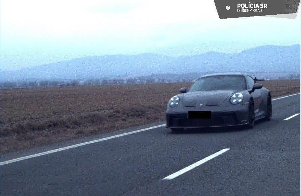Asi zabudol, že predpisy treba dodržiavať. Vodič luxusného auta prekročil rýchlosť o 70 km/h