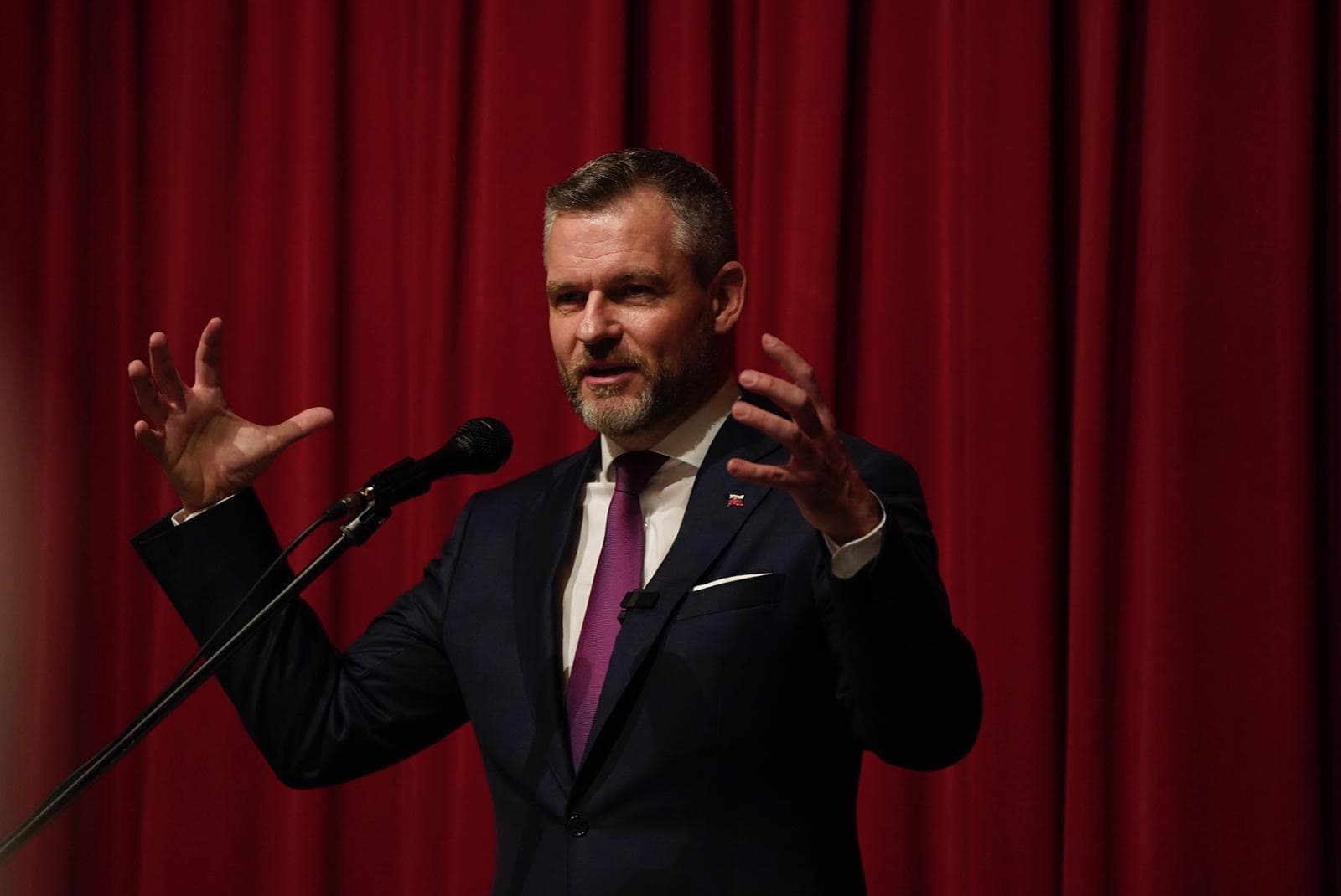 PREZIDENT má vládu vedieť pochváliť, ale aj pokarhať, odkázal Pellegrini