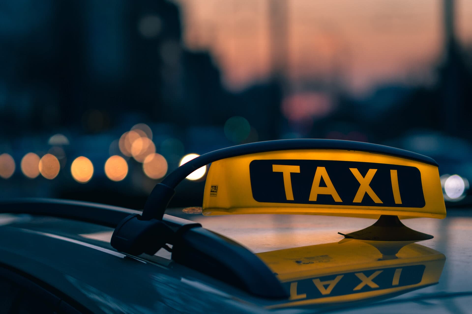 Falošný policajt chcel seniora okradnúť o tisícky eur, pre peniaze poslal taxík