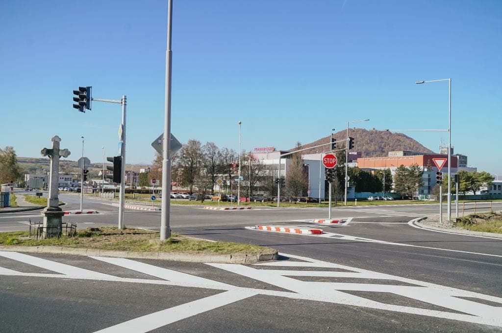 Na frekventovanej križovatke vo Veľkom Šariši nefungujú semafory. Dávajte si pozor